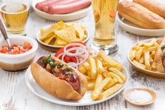 Hot dog z Francuskimi dłoniakami, piwem i przekąskami, zdjęcie stock Hot dog z Francuskimi dłoniakami, piwem i przekąskami, zdjęcie stock