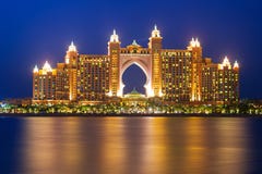 Hotel de la Atlántida iluminated en la noche en Dubai imagen de archivo libre de regalías Hotel de la Atlántida iluminated en la noche en Dubai imagen de archivo libre de regalías