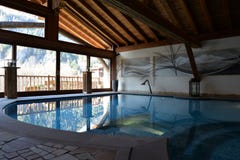 Hotel de lujo de la montaña, piscina interior imagen de archivo Hotel de lujo de la montaña, piscina interior imagen de archivo