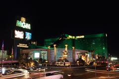 Hotel de MGM en la tira de Las Vegas en la noche fotografía de archivo libre de regalías Hotel de MGM en la tira de Las Vegas en la noche fotografía de archivo libre de regalías