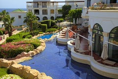 Hotel di località di soggiorno di lusso tropicale, Sharm el Sheikh, Egitto immagini stock libere da diritti Hotel di località di soggiorno di lusso tropicale, Sharm el Sheikh, Egitto immagini stock libere da diritti