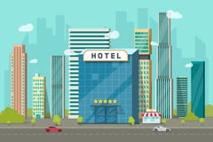 Hotell i illustrationen för stadssiktsvektor, plan tecknad filmhotellbyggnad på gatavägen och stort skyskrapastadlandskap Arkivbilder Hotell i illustrationen för stadssiktsvektor, plan tecknad filmhotellbyggnad på gatavägen och stort skyskrapastadlandskap Arkivbilder