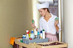 Hotelowa gosposia z cleaning fury i cleaning dostawami obrazy stock Hotelowa gosposia z cleaning fury i cleaning dostawami obrazy stock