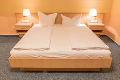 Hotelzimmer mit modernem Innenraum stockfoto Hotelzimmer mit modernem Innenraum stockfoto