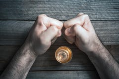 Houd op Alcohol het Drinken met Concept dat met een Sterke drankglas door 2 Beklemtoonde Dichtgeklemde Vuisten Te kijken wordt om stock foto Houd op Alcohol het Drinken met Concept dat met een Sterke drankglas door 2 Beklemtoonde Dichtgeklemde Vuisten Te kijken wordt om stock foto