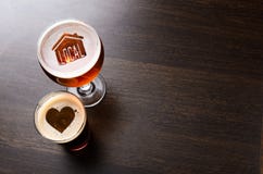 Houdend van lokaal ambachtbier stock afbeelding Houdend van lokaal ambachtbier stock afbeelding
