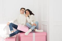 Houdend van paar van tienerjaren en giften Royalty-vrije Stock Afbeeldingen Houdend van paar van tienerjaren en giften Royalty-vrije Stock Afbeeldingen