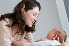 Houdende van moeder met baby stock foto's Houdende van moeder met baby stock foto's
