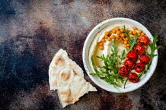 Houmous fait maison avec les tomates-cerises et les olives r?ties Cuisine arabe traditionnelle et authentique du Moyen-Orient image stock Houmous fait maison avec les tomates-cerises et les olives r?ties Cuisine arabe traditionnelle et authentique du Moyen-Orient image stock