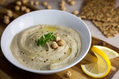 Houmous - nourriture saine de vegan avec l'ail et le limon photographie stock Houmous - nourriture saine de vegan avec l'ail et le limon photographie stock