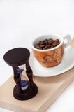 Hourglass i filiżanka coffe Fotografia Stock Hourglass i filiżanka coffe Fotografia Stock
