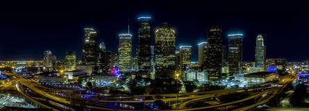 Houston, Texas January tweede, 2019 Houston de stad in bij nachtpanorama stock foto Houston, Texas January tweede, 2019 Houston de stad in bij nachtpanorama stock foto
