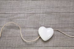 Houten achtergrond met een wit hart. stock afbeelding Houten achtergrond met een wit hart. stock afbeelding