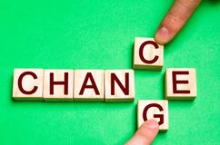 Houten blokken met brieven en woordenverandering en kans Het concept zelf-motivatie, zelfontplooiing en verbetering stock foto Houten blokken met brieven en woordenverandering en kans Het concept zelf-motivatie, zelfontplooiing en verbetering stock foto