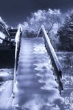 Houten die treden in de wintersneeuw worden behandeld stock foto Houten die treden in de wintersneeuw worden behandeld stock foto