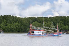 Houten die vissersboot in de haven wordt gedokt stock afbeelding Houten die vissersboot in de haven wordt gedokt stock afbeelding