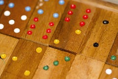 Houten domino's en aantallen stock fotografie Houten domino's en aantallen stock fotografie