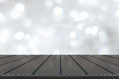 Houten donkere lijstbovenkant en vage lichte witte bokeh De achtergrond van Kerstmis Royalty-vrije Stock Afbeelding Houten donkere lijstbovenkant en vage lichte witte bokeh De achtergrond van Kerstmis Royalty-vrije Stock Afbeelding