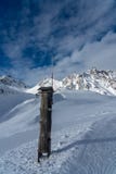 Houten het voeden plaats voor vogels met een bliksemafleider in de Hoge Alpen stock afbeelding Houten het voeden plaats voor vogels met een bliksemafleider in de Hoge Alpen stock afbeelding