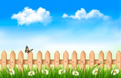 Houten omheining in gras met bloemen Stock Afbeeldingen Houten omheining in gras met bloemen Stock Afbeeldingen