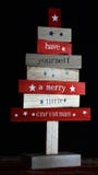 Houten richtingraad met Kerstmis zeggen geschreven op hen royalty-vrije stock foto's Houten richtingraad met Kerstmis zeggen geschreven op hen royalty-vrije stock foto's
