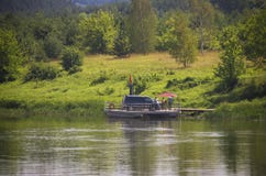 Houten rivierveerboot, Litouwen stock foto Houten rivierveerboot, Litouwen stock foto