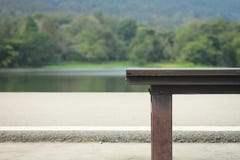 Houten stoelen in het park Er is een achtergrondafbeelding van een reservoir en een berg behandelde boom stock fotografie Houten stoelen in het park Er is een achtergrondafbeelding van een reservoir en een berg behandelde boom stock fotografie