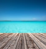 Houten vloer en blauwe overzees royalty-vrije stock afbeelding Houten vloer en blauwe overzees royalty-vrije stock afbeelding