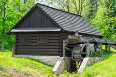 Houten wiel van een oude watermolen royalty-vrije stock afbeeldingen Houten wiel van een oude watermolen royalty-vrije stock afbeeldingen