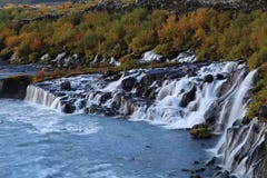 Hraunfossar Barnafoss vattenfall i Husafell Reykholt område Island arkivfoto Hraunfossar Barnafoss vattenfall i Husafell Reykholt område Island arkivfoto