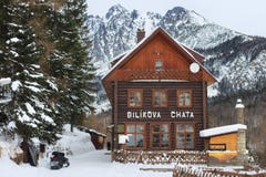 HREBIENOK SISTANI, STYCZEŃ, - 07, 2015: Drewnianego hotelu Bilikova nazwany chata obraz stock HREBIENOK SISTANI, STYCZEŃ, - 07, 2015: Drewnianego hotelu Bilikova nazwany chata obraz stock