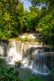 Huai Mae Khamin Waterfall : Rangée 4, Kanchanaburi, Thaïlande photographie stock libre de droits Huai Mae Khamin Waterfall : Rangée 4, Kanchanaburi, Thaïlande photographie stock libre de droits