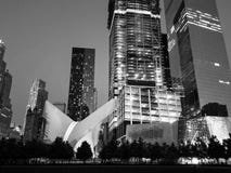 Hub Westfield del trasporto della stazione WTC del World Trade Center, occhio e museo 9/11, grattacieli dietro manhattan Vista di immagine stock Hub Westfield del trasporto della stazione WTC del World Trade Center, occhio e museo 9/11, grattacieli dietro manhattan Vista di immagine stock