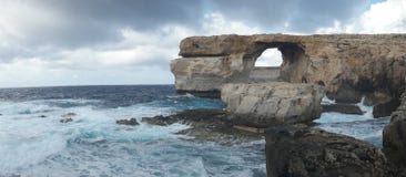 Hublot azuré, voûte en pierre célèbre sur l'île de Gozo, Malte photographie stock Hublot azuré, voûte en pierre célèbre sur l'île de Gozo, Malte photographie stock