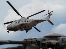 Hubschrauber der Rettung NH90 der belgischen Marine im Hintergrund, mit einem Abschluss oben des Rotors eines stationierten Hubsc stockbilder Hubschrauber der Rettung NH90 der belgischen Marine im Hintergrund, mit einem Abschluss oben des Rotors eines stationierten Hubsc stockbilder