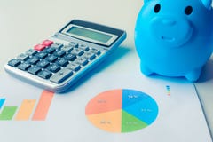 Hucha, calculadora y documentos financieros con datos de gráficos foto de archivo Hucha, calculadora y documentos financieros con datos de gráficos foto de archivo