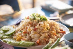 huevo del camarón del arroz frito con la cal del pepino de los mariscos en la placa en la comida tailandesa del estilo del aire l fotografía de archivo huevo del camarón del arroz frito con la cal del pepino de los mariscos en la placa en la comida tailandesa del estilo del aire l fotografía de archivo