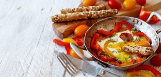 Huevo frito con un paprika y tomates Fotografía de archivo libre de regalías Huevo frito con un paprika y tomates Fotografía de archivo libre de regalías