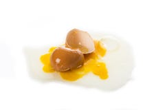 Huevo quebrado del ` s de la gallina, aislado en un fondo blanco Imagen de archivo libre de regalías Huevo quebrado del ` s de la gallina, aislado en un fondo blanco Imagen de archivo libre de regalías