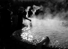 Huevos de ebullición en piscina de agua de las aguas termales Imágenes de archivo libres de regalías Huevos de ebullición en piscina de agua de las aguas termales Imágenes de archivo libres de regalías