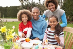 Huevos de Pascua de la pintura de la familia en jardines foto de archivo libre de regalías Huevos de Pascua de la pintura de la familia en jardines foto de archivo libre de regalías