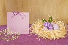 Huevos de Pascua en una jerarquía de la paja fotos de archivo Huevos de Pascua en una jerarquía de la paja fotos de archivo