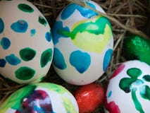 Huevos de Pascua pintados en diversos colores fotografía de archivo Huevos de Pascua pintados en diversos colores fotografía de archivo