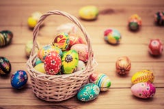 Huevos de Pascua pintados a mano coloridos en cesta y en la madera Decoración hecha a mano del vintage foto de archivo Huevos de Pascua pintados a mano coloridos en cesta y en la madera Decoración hecha a mano del vintage foto de archivo