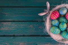 Huevos del choclate de Pascua, cuenco del éster, banco verde, fondo de pascua imagen de archivo Huevos del choclate de Pascua, cuenco del éster, banco verde, fondo de pascua imagen de archivo