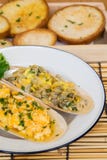 Huevos, mantequilla y crustáceos cocidos con pan tajado imagen de archivo libre de regalías Huevos, mantequilla y crustáceos cocidos con pan tajado imagen de archivo libre de regalías