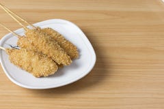 Huhn auf dem Tisch gebraten im Teller Lizenzfreie Stockbilder Huhn auf dem Tisch gebraten im Teller Lizenzfreie Stockbilder