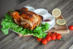 Huhn ein Grill auf grünen Kopfsalatblättern mit Kirschtomaten stockfoto Huhn ein Grill auf grünen Kopfsalatblättern mit Kirschtomaten stockfoto
