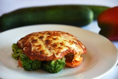 Huhn Parmigiana lizenzfreie stockbilder Huhn Parmigiana lizenzfreie stockbilder
