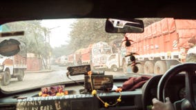 Huidenweg, Kolkata, West-Bengalen, 10 Januari 2019: Autostandpunt binnenstebuiten, Aandrijving in de Stad Vervoerslandschap stock afbeelding Huidenweg, Kolkata, West-Bengalen, 10 Januari 2019: Autostandpunt binnenstebuiten, Aandrijving in de Stad Vervoerslandschap stock afbeelding